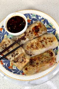Crispy-Summer-Rolls-with-Soy-Chilli-Dipping-Sauce-1